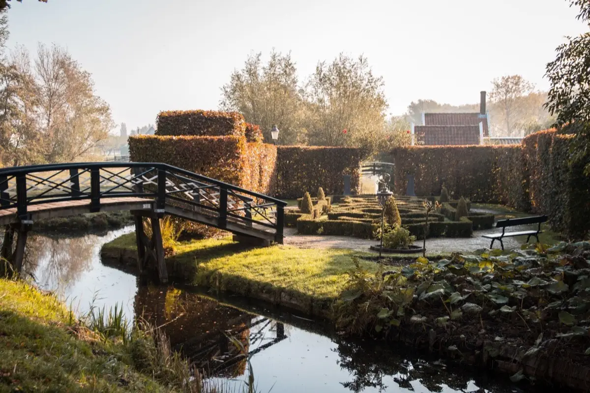 Amsterdam vs lieux de retraite ruraux : comparaison juridique et pratique