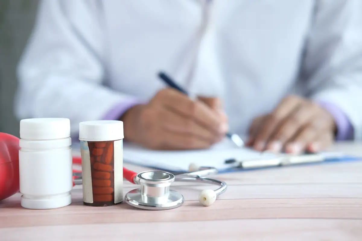 Llevar medicamentos con receta a un retiro en Países Bajos: aduanas y documentación
